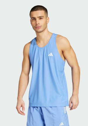 Débardeur bleu clair en tissu respirant, avec un col arrondi et un accent de logo blanc. Texture lisse, sans motifs visibles.