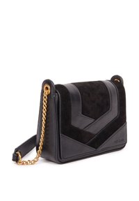 Borsa a tracolla in pelle nera e suede con design geometrico, tracolla in catena dorata e dettagli texturizzati. Forma rettangolare compatta.