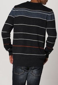 Mörkgrå tröja med horisontella blåa, vita och orangea ränder. Har en ribbad halsringning och muddar, med en texturerad stickad yta.