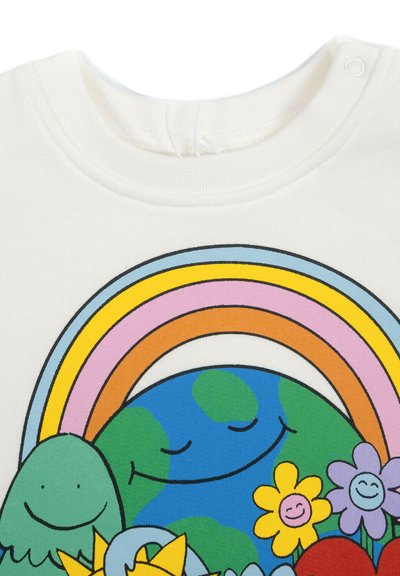 Terra sorridente, arcobaleno, albero verde e fiori colorati sorridenti su stoffa bianca, che trasmettono felicità e natura.