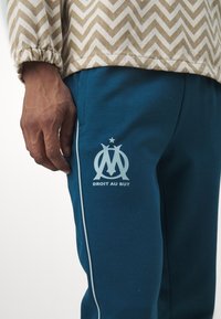 Puma OLYMPIQUE MARSEILLE CASUALS  - Sporto klubų atributika - ocean tropic/turquoise surf