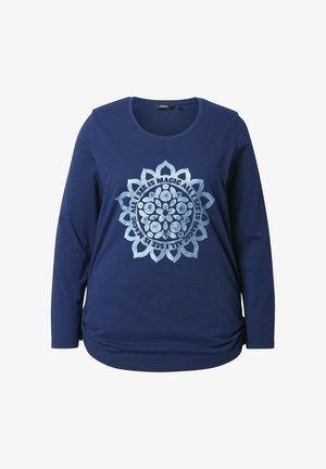Námořnická modrá košile s dlouhým rukávem vyrobená z měkké tkaniny, se zakrouženým mandalovým potiskem se stříbrnými akcenty a textem v dekorativním písmu.