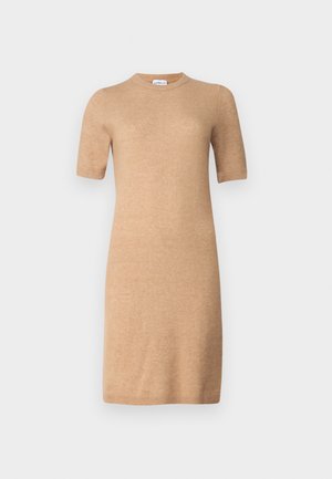 Kortermet kjole i knelenger lengde laget av lysbrun strikket stoff med rund halslinning og en tettsittende silhuett. Glatt tekstur, uten mønster.