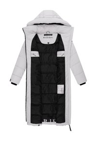 Long manteau d’hiver gris ouvert pour montrer la doublure intérieure matelassée noire avec poches et étiquette de marque MARIKOO à l’intérieur du col.