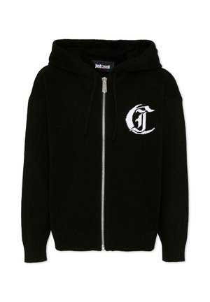 Czarna bluza z kapturem i suwakiem z przodu, z kapturem ze sznurkiem oraz białym logo litery "J" w gotyckim stylu na lewej piersi.