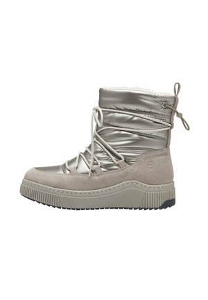 Botte imperméable avec une tige en métal argenté, une partie inférieure en daim gris doux et une semelle en caoutchouc. Présente un design froncé et des lacets ajustables.