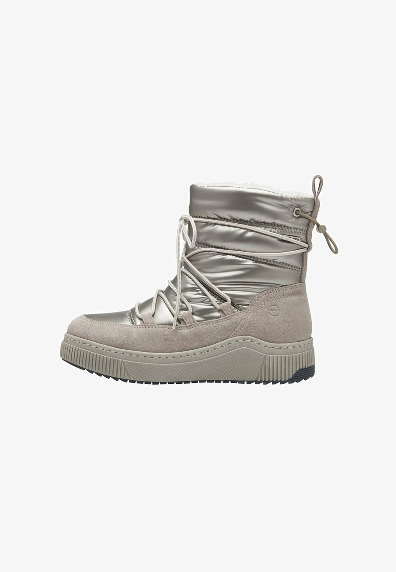 Stivale impermeabile con parte superiore in argento metallico, parte inferiore in morbida suede grigia e suola in gomma. Presenta un design arricciato e lacci regolabili.