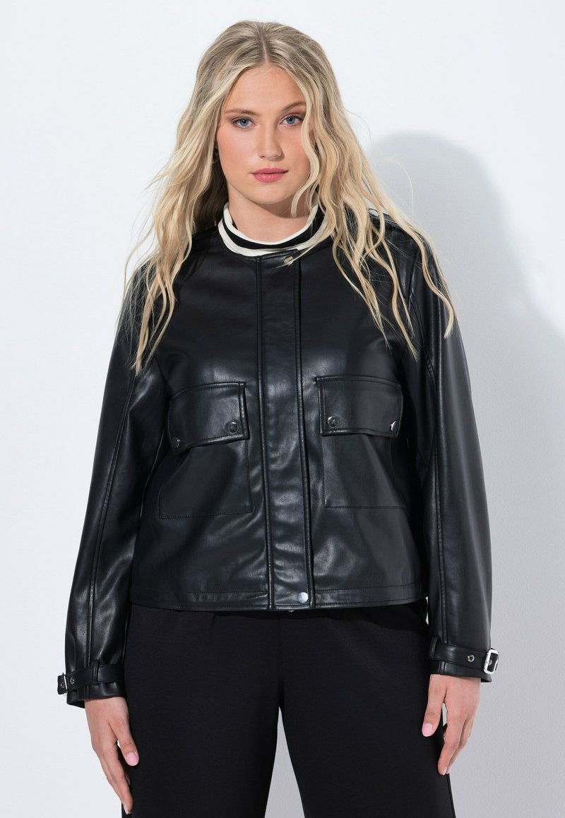 Veste en cuir noir avec deux poches avant, accents en métal argenté et un col blanc contrastant. Présente une coupe décontractée et une texture lisse.