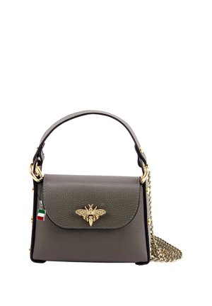 Kleine grijze handtas met bovenhandvat, gouden bij-embleem op de klep, gouden kettingriem en een klein Italiaans vlaggetje aan de zijkant.