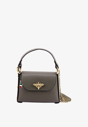 Kleine graue Handtasche mit Henkel oben, goldenem Bienenemblem auf der Klappe, goldenem Kettenriemen und kleinem italienischem Flaggenetikett an der Seite.