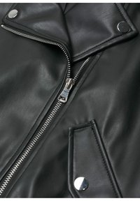 Schwarze Leder-Motorradjacke mit einem silbernen Reißverschluss, Druckknöpfen und einer strukturierten Oberfläche mit einem diagonalen Vorderdesign.