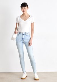 Tommy Jeans SLIM VNECK - Pamata T-krekls - ecru