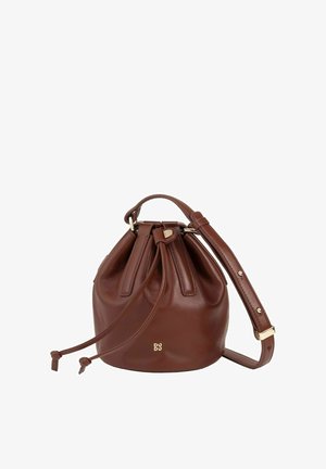 Borsa a secchiello in pelle marrone con chiusura a coulisse, hardware dorato e tracolla regolabile, caratterizzata da una texture morbida e logo stampato.