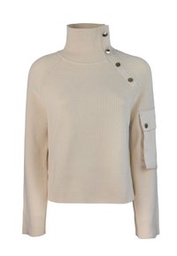 Maglione beige a coste con colletto alto, caratterizzato da tre bottoni decorativi sulla spalla e un dettaglio con tasca laterale sul braccio.