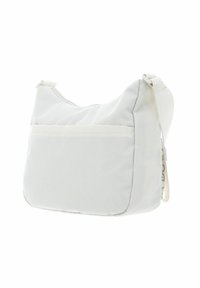 Weiße Stoff-Schultertasche mit strukturierter Oberfläche, abgerundeter Form, verstellbarem Riemen und einer Fronttasche für zusätzlichen Stauraum.