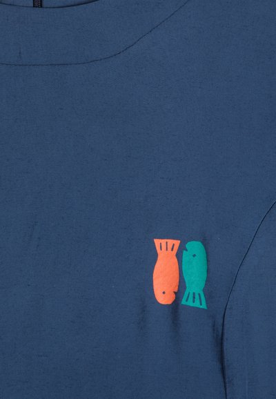 Navy blue t-shirt o gładkiej fakturze z małym rysunkiem dwóch ryb w kolorze pomarańczowym i zielonym na lewej piersi.
