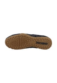 Suela de zapato negra con un diseño texturizado y flexible, con agarres circulares y material de goma, etiquetada con la marca "Geox."