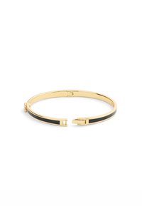 Bracelet jonc doré avec un incrustation en émail noir. Texture lisse, fermeture à charnière et design minimaliste avec des extrémités ouvertes pour un ajustement.