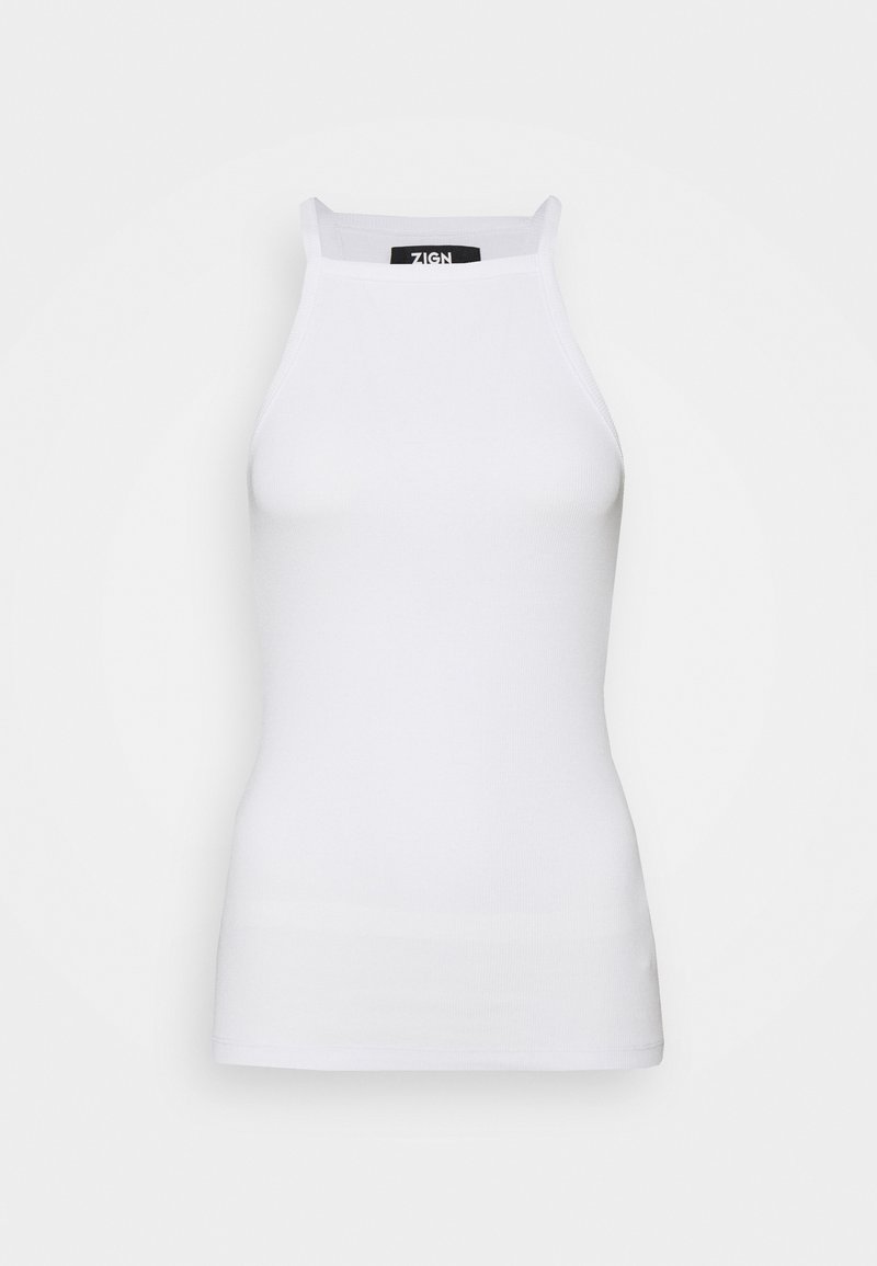 Top en tank halter blanc en tissu côtelé, avec une silhouette ajustée et un ourlet droit. Sans motifs ni accents visibles.