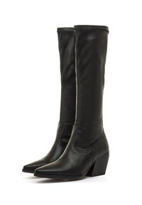 Botas negras hasta la rodilla hechas de cuero liso con punta puntiaguda, tacón angular y detalles sutiles de costuras a lo largo de los lados.