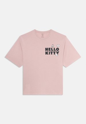 Valkoinen vaaleanpunainen T-paita, jossa on "HELLO KITTY" -teksti, pieni kuppikakku, kukka ja Hello Kittyn kasvot vasemmassa rintapielessä.