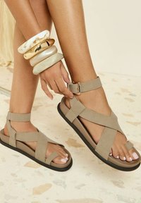 Friends Like These TOE LOOP CROSS STRAP COMFORT FLATS - T veida siksniņu sandales - neutral