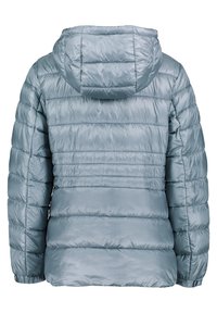 Giacca puffer azzurro chiaro con finitura testurizzata, cuciture orizzontali, cappuccio e polsini elasticizzati. Materiale liscio con un aspetto lucido.