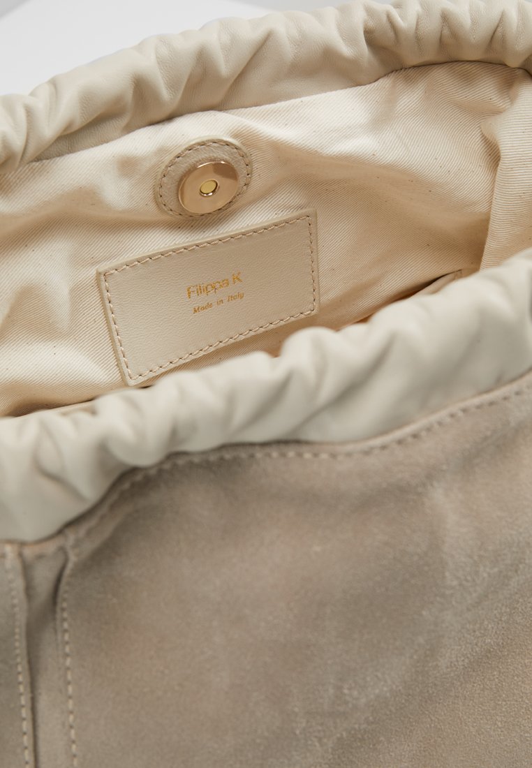 Filippa K LENA SOFT BUCKET BAG Skulderveske ligth taupe Filippa K LENA SOFT BUCKET BAG Skulderveske ligth taupe