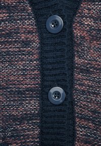 Cárdigan de punto texturizado con rayas en azul marino oscuro y burdeos, que presenta una tapeta acanalada vertical y un cierre de botón redondo oscuro.