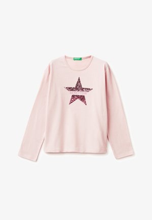 Růžová dlouhá rukávová košile z bavlny. Obsahuje design hvězdy z flitrů v tmavší růžové barvě s textem "BENETTON" pod hvězdou. Volný střih.
