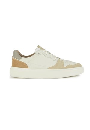 Sneaker in pelle e suede con una parte superiore bianca, accenti beige e grigi, punta rotonda e una spessa suola in gomma bianca.