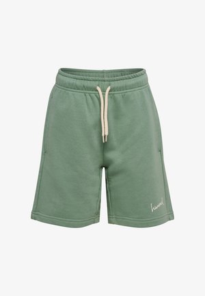 Grønne afslappede shorts med elastisk talje, hvid snøre, sidelommer og en lille hvid broderet logo på venstre ben.
