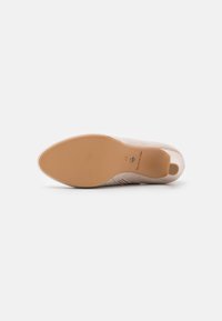 Ballettflats aus weichem beige Wildleder, mit strukturierten Details, runder Spitze und einer flexiblen Gummisohle in Hellbraun.