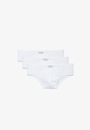 Tre mutande bianche di cotone impilate orizzontalmente, ognuna con una piccola etichetta rettangolare del marchio al centro della fascia anteriore.