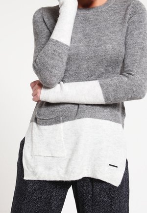 Grau-weißer, farblich blockierter Pullover, aus weichem Material, mit langen Ärmeln und einer Taschen vorne sowie einem lässigen Schnitt.
