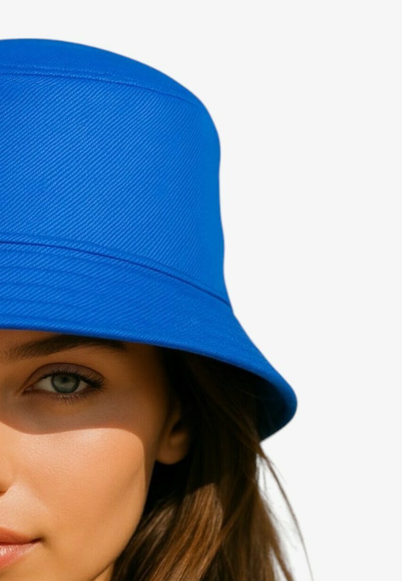 Blauwe emmerhoed met gestructureerde stof, brede rand en een gevormde kroon. Heeft strakke lijnen en geen zichtbare hardware of patronen.