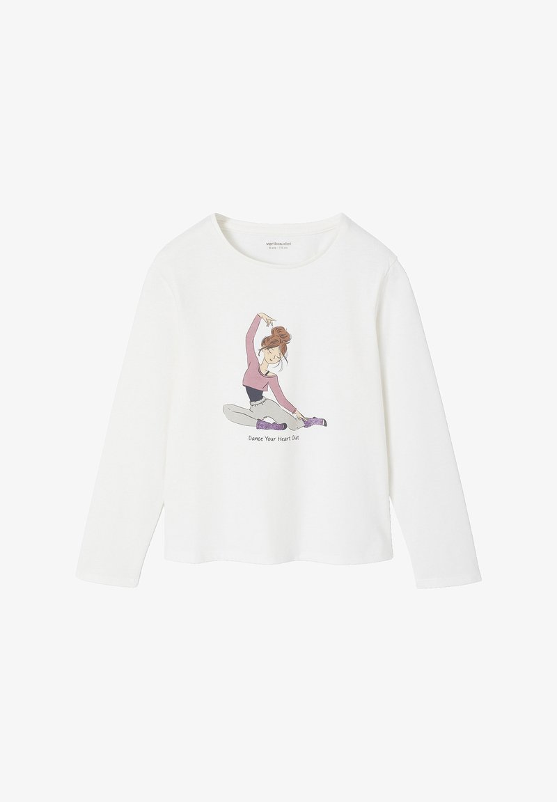Weißes Langarmshirt mit einem Grafikdesign eines Tänzers in einem pinken Oberteil, darunter der Text "Dance Your Heart Out". Aus weichem Baumwollstoff.