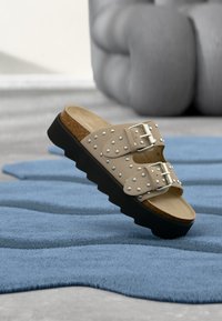 Sélectionné, beige