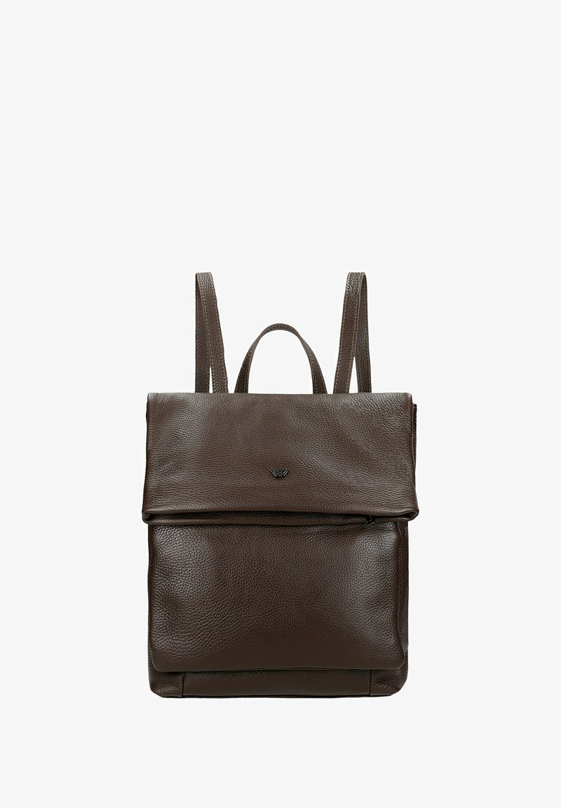 Bruine leren rugzak met een gestructureerd oppervlak, vouww flap, handvat aan de bovenkant en twee schouderriemen. Bevat een voorste ritsvak.