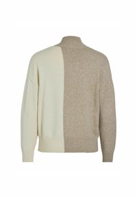 Gebreide trui met hoge hals, gekleurd in crème en lichtbruin, met ribbelmanchetten en onderrand voor textuur.