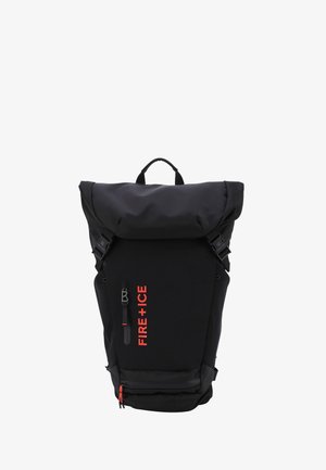 Czarny plecak z teksturowaną klapą, zapinany na zwój, z regulowanymi paskami oraz czerwonym logo z przodu. Posiada boczną kieszeń na zamek.