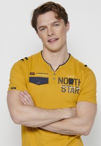 Koroshi SHORT SLEEVE  - Marškinėliai su spaudiniu - amarillo   yellow
