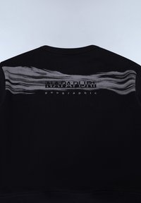 Sudadera negra con un diseño texturizado de olas grises en los hombros y un logotipo impreso de "NAPAPIJRI geographic". Cuello y puños de canalé.