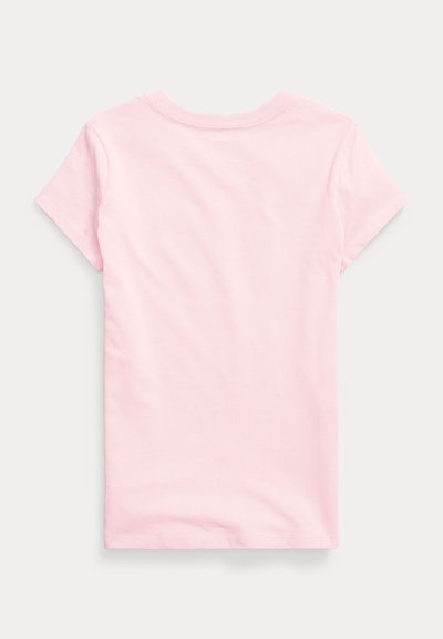 Tricou roz deschis cu mânecă scurtă pentru copil mic, văzut din spate pe un fundal simplu și deschis la culoare.