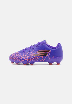 Crampon de football violet en matériau synthétique, avec un motif craqué en orange vif, un logo noir et des accents orange sur la semelle.