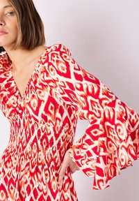 Apricot IKAT SWIRLS - Maxikleid - red