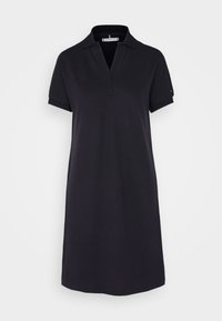 Vestido polo en negro, fabricado en algodón suave. Presenta un cuello con solapa y mangas cortas, con un ajuste ligeramente holgado y un dobladillo recto.
