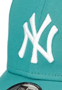 Türkise Baseballmütze aus Baumwolle mit einem gestickten weißen "NY"-Logo. Sie hat ein strukturiertes Design mit einem gebogenen Schirm und genähten Nähten.