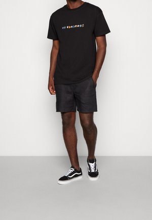 On Vacation, Printtipaita - black