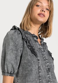 ONLY ONLBEA FRILL - Blusa com botões - grey denim